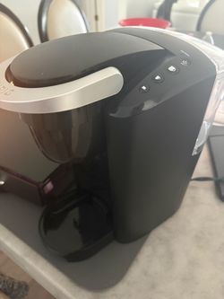 Keurig coffee maker w tray