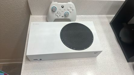 Selling Xbox series s with a gamester controller