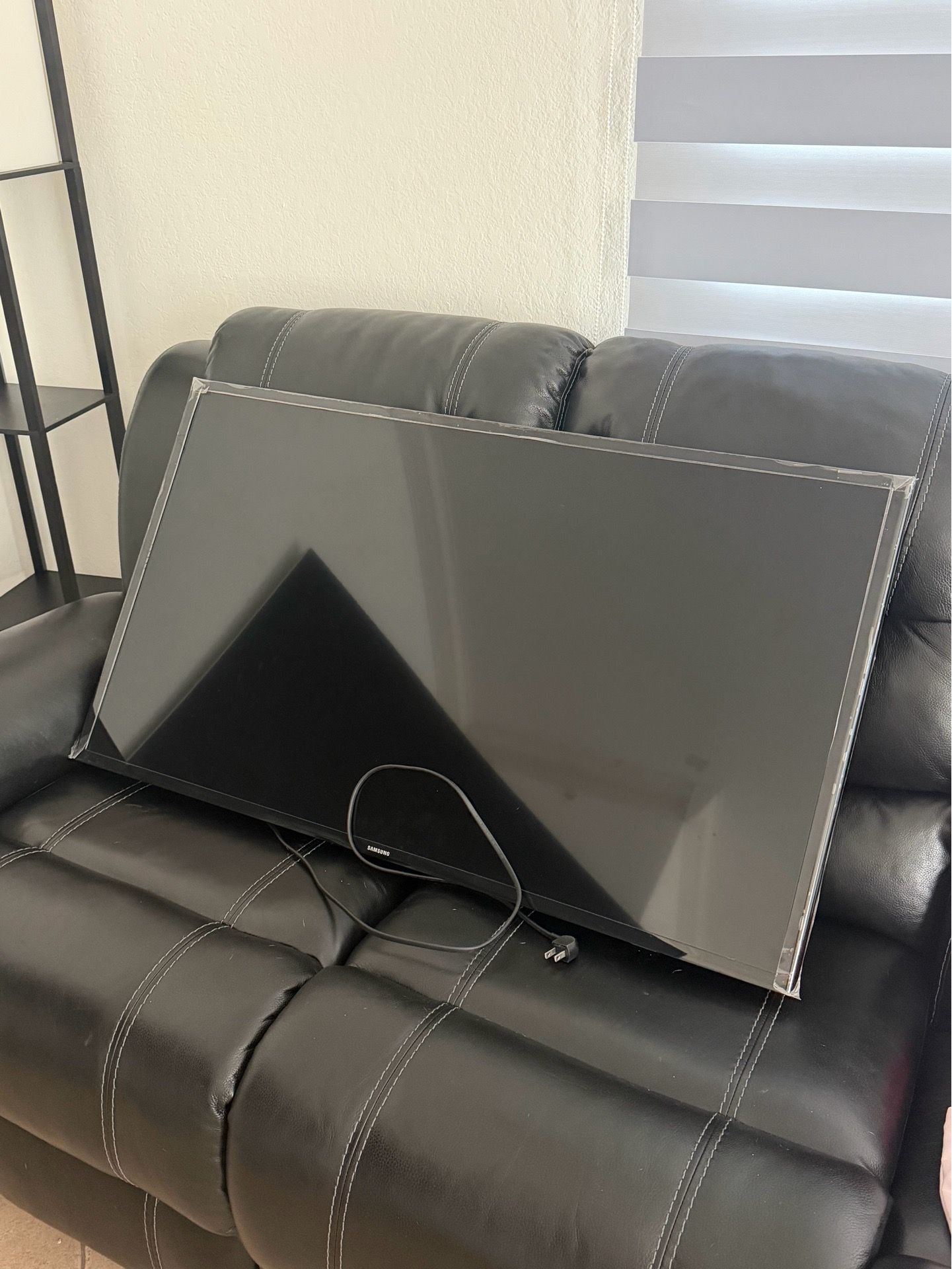 SAMSUNG TV 43 IN