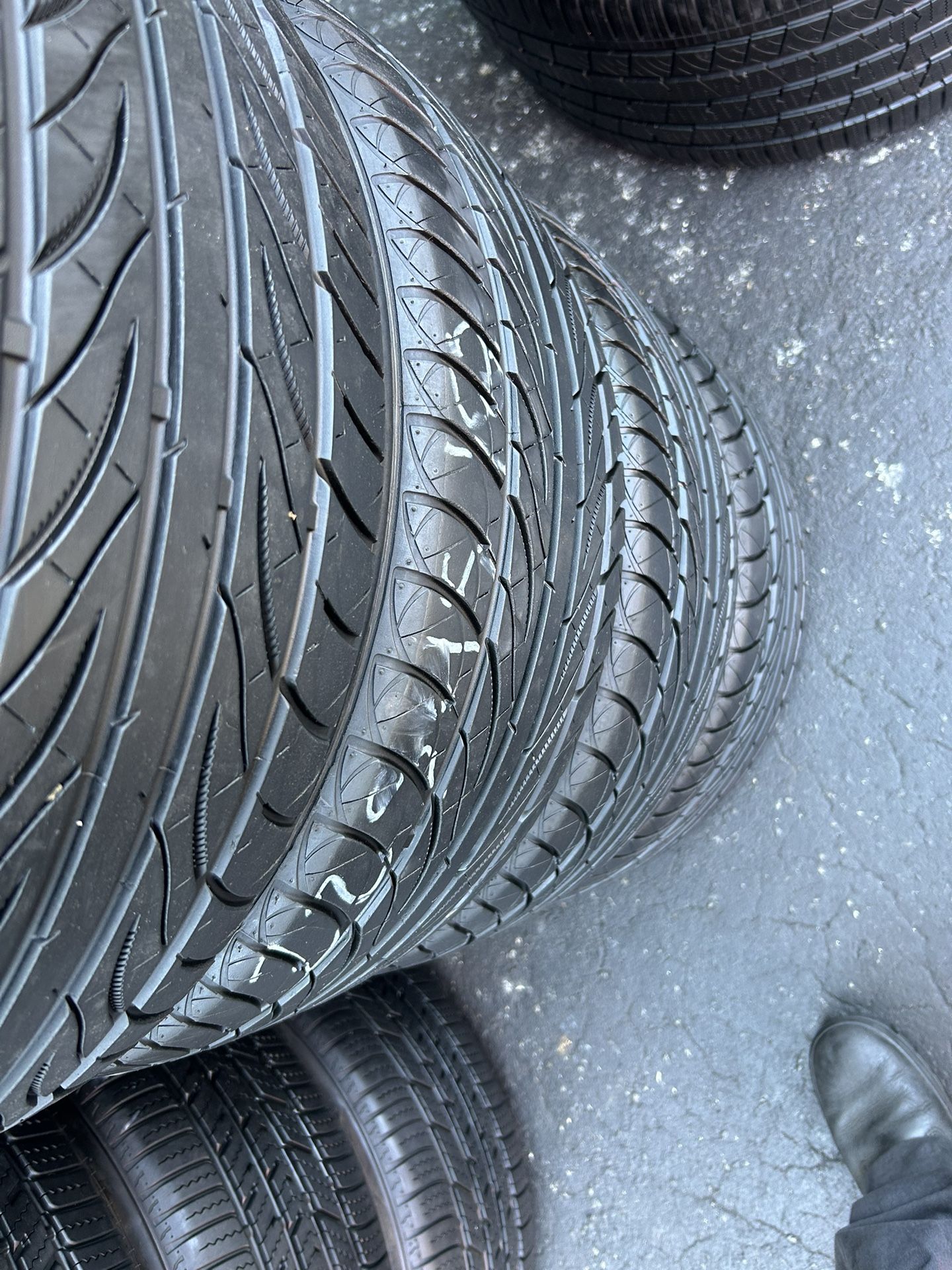 Tengo un set de llantas nuevas marca tialandesa 225 45 ZR18 instalación y balanceó por el mismo precio