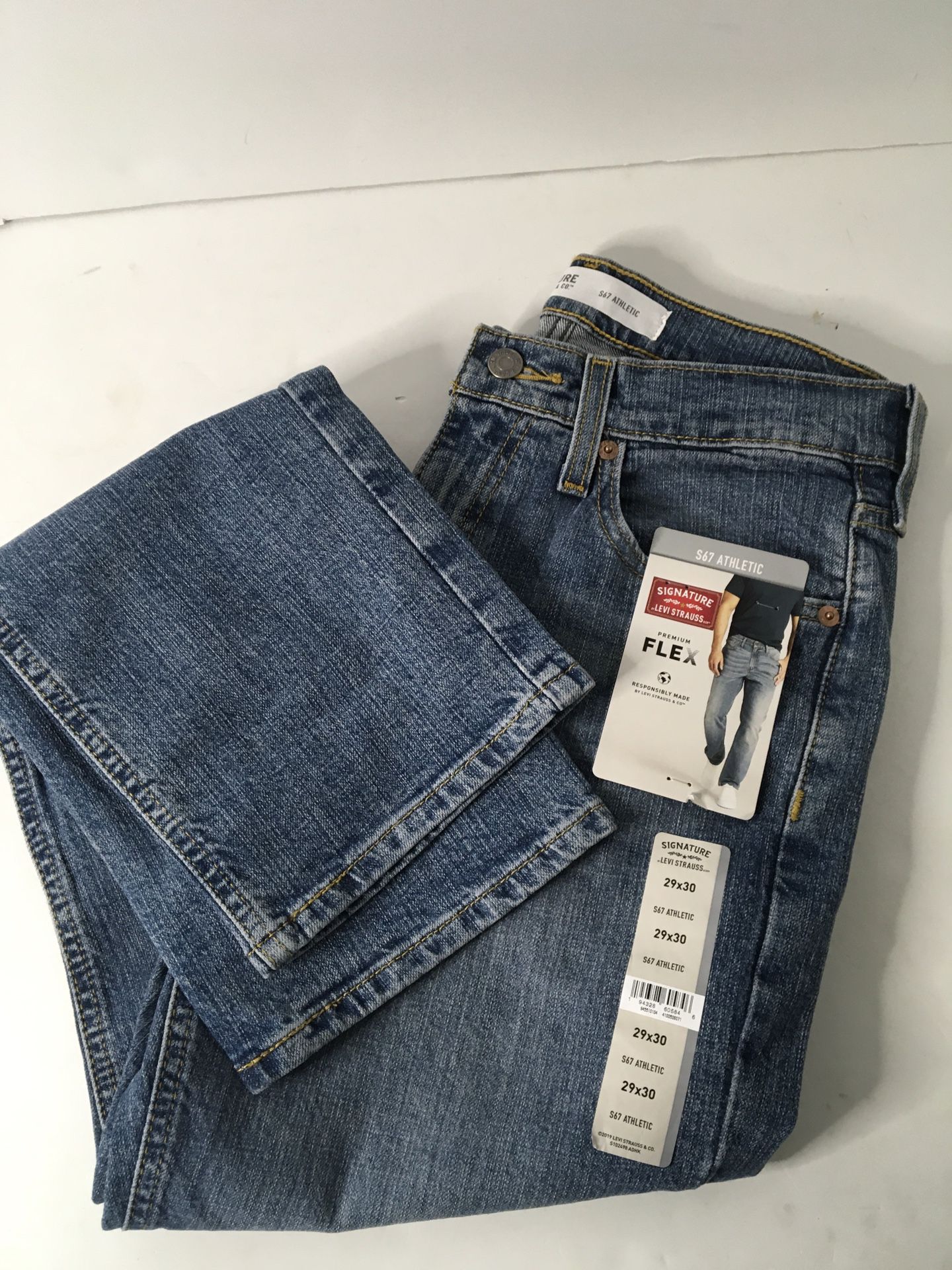 New Men's 29x30 Signature Levi Strauss Athletic Flex Fit Jeans for Sale in  La Marque, TX - OfferUp