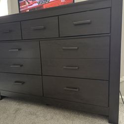 Signature Ashley Dresser