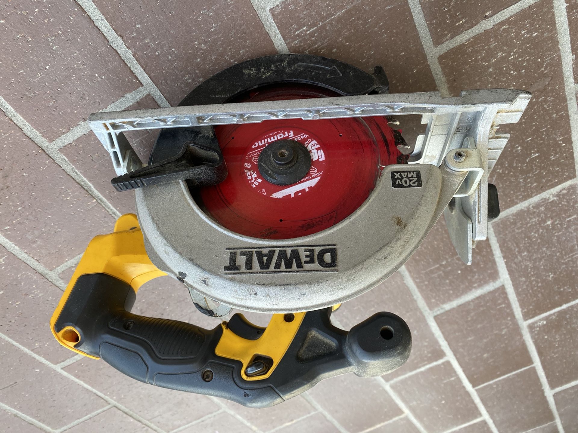 Dewalt 20 volt saw great condition and working with diablo saw blade