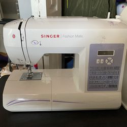 Singer Sewing Machine, 5560