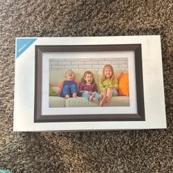 Dragon Touch  Classic 10 Digital Photo Frame
