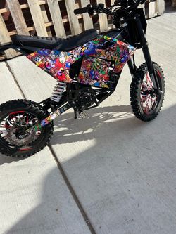 Qronge spark (2026)Electric Dirt Bike with Graffiti Wrap 52 mph max 4500w 283 nm torque 60 miles range (full charge)