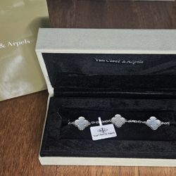 Van Cleef & Arpels Vintage Alhambra 18K White Gold Mother-of-Pearl Necklace – Excellent New Condition

Celebrate timeless elegance