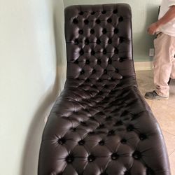 Leather Lounger Tufted Sofa Chase  Like New! 