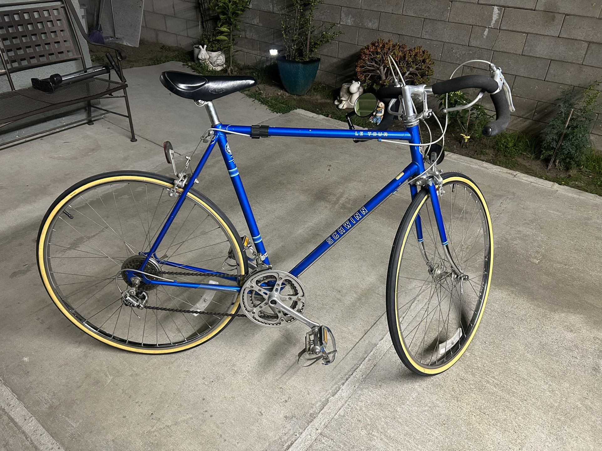 1970s Vintage Schwinn Le Tour Road Bike - joarbit.com 1970s Vintage Schwinn Le Tour Road Bike - joarbit.com