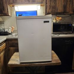 Magic chef mini fridge 2.6 cu-ft
