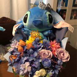 Ramo De Flores Con Stitch $50