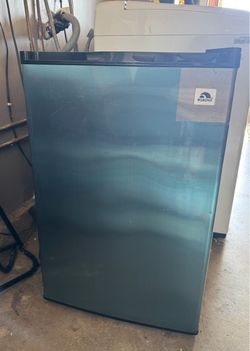 Igloo mini refrigerator