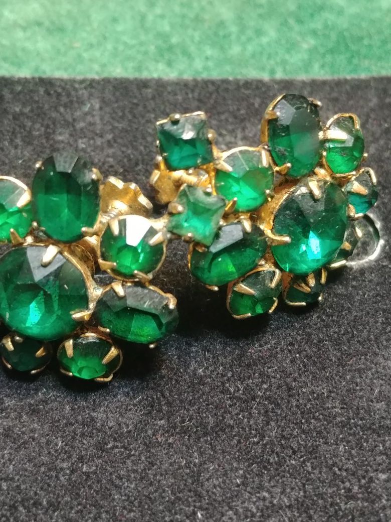 Vintage emerald rhinestone earrings
