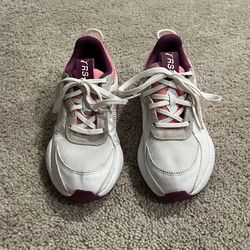 Girl’s Puma sneakers