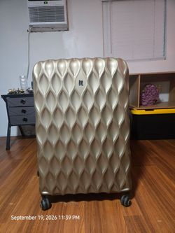 $75 or best offer IT Luggage Hard Shell Spinner Suitcase
