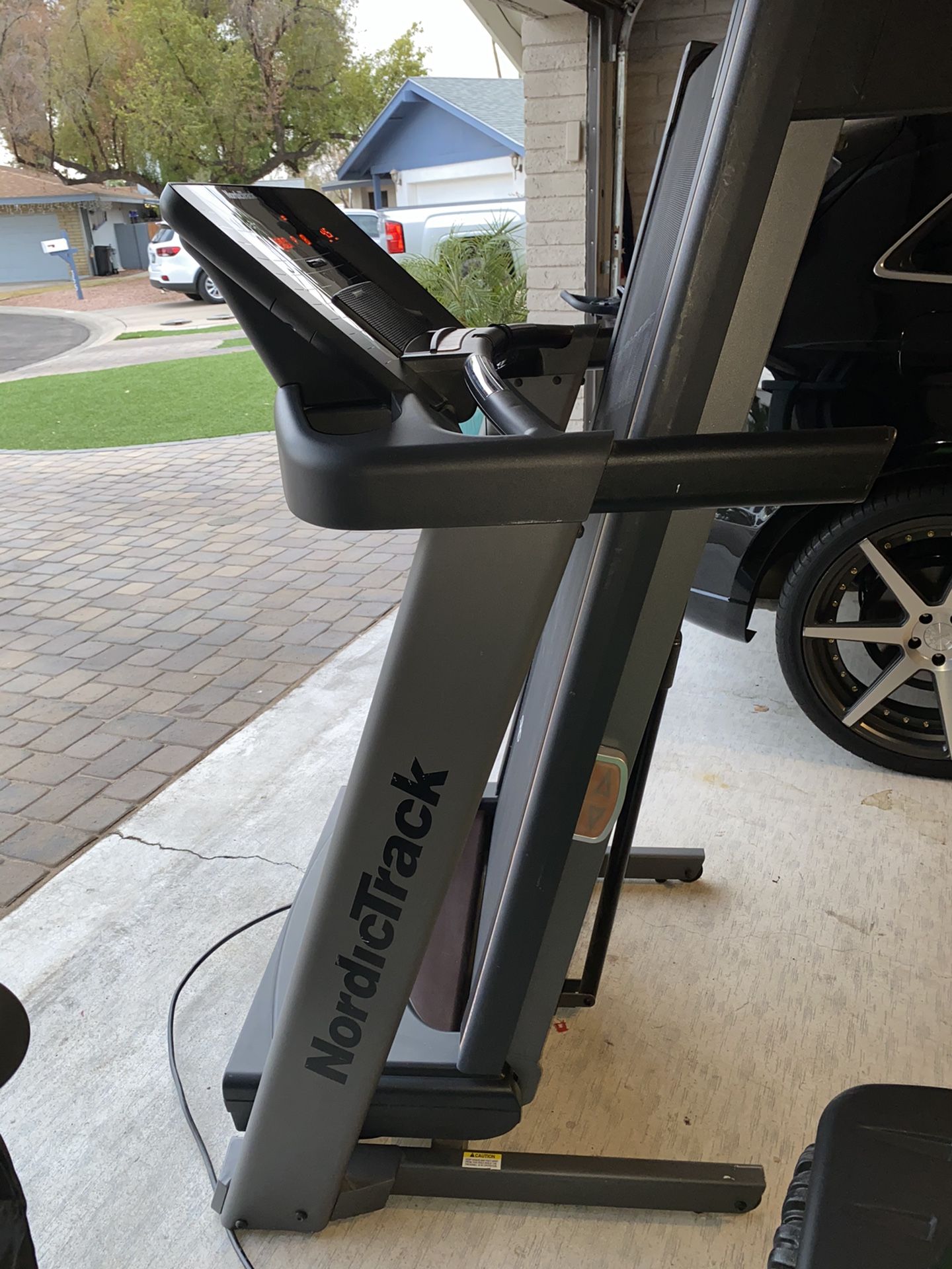 NordicTrack A2550 Treadmill for Sale in Waddell, AZ OfferUp