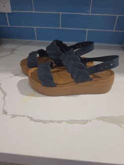 Croc blue size 8