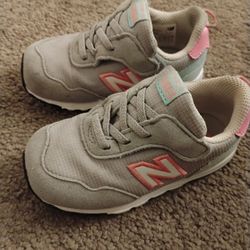 Nike Toddlers Tennis Shoes SIZE 6 Gray And Pink 🩷