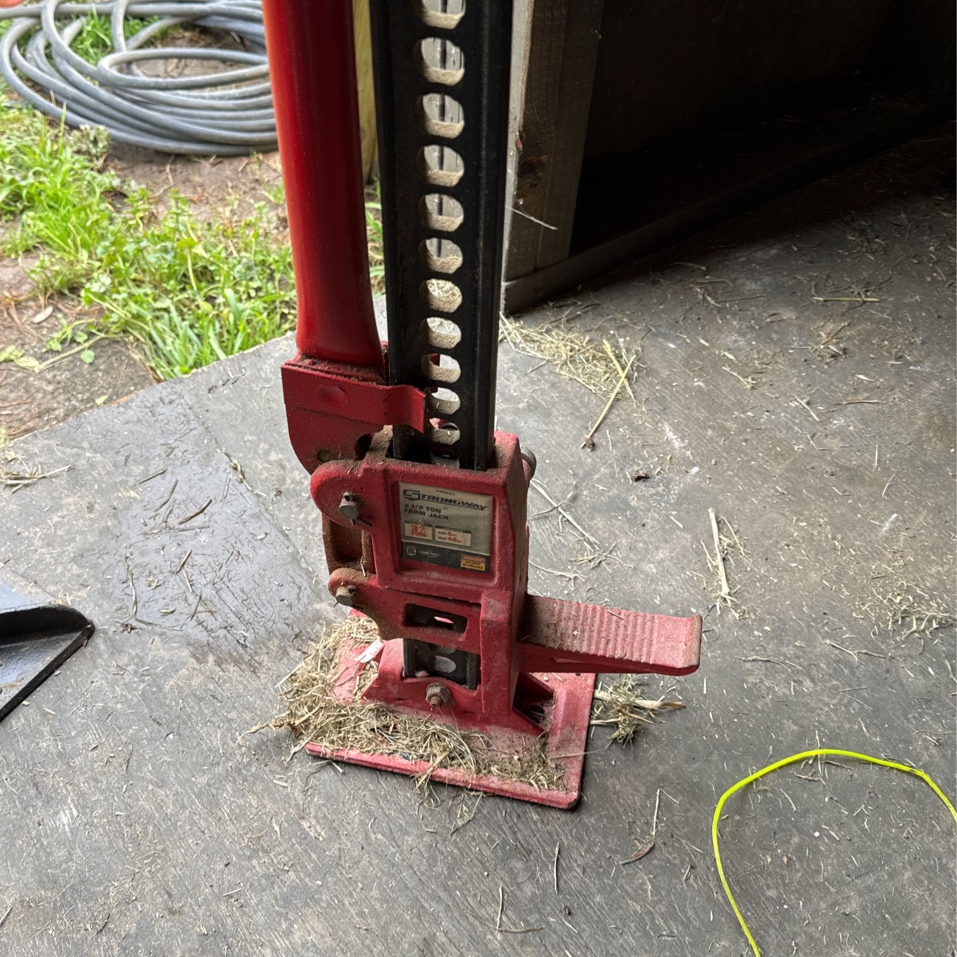 Strongway 3 1/2 Ton Farm Jack