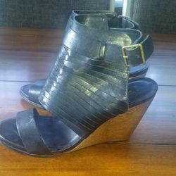 LEATHER SANDALS SIZE 8