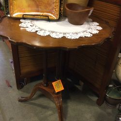 Berkey + Gay Antique Pie Crust Table 24”Dx26H—elegant!