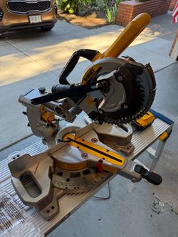 Excellent Mint Condition 7-1/4-in 20-volt max Single Bevel Sliding Compound Cordless Miter Saw