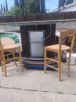 Bar glass top and two bar stools