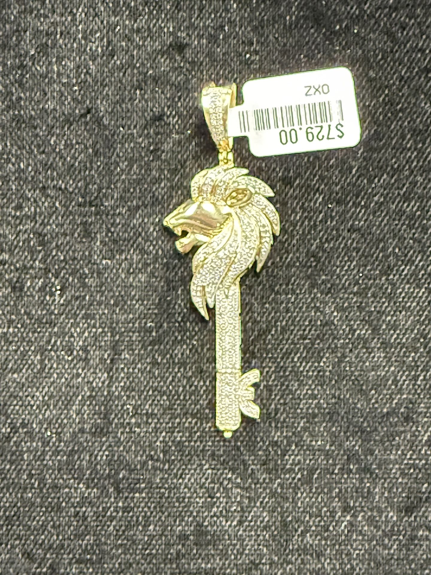 10k Lions Head Key Pendant.. Very Well Made