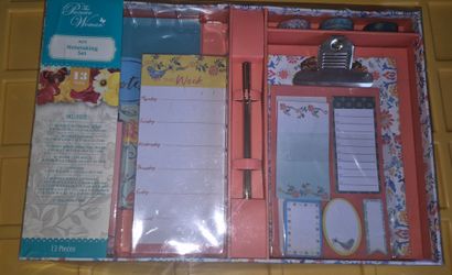 New pioneer  woman  desk set