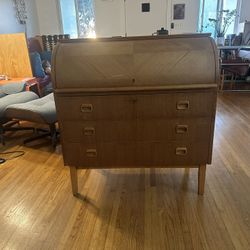Very Nice Roll Top Desk With Drawers