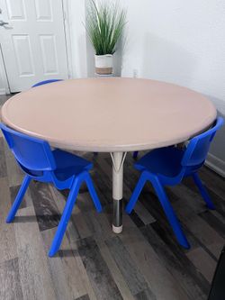 Juego de mesa grande de niño con 4 sillas plásticas