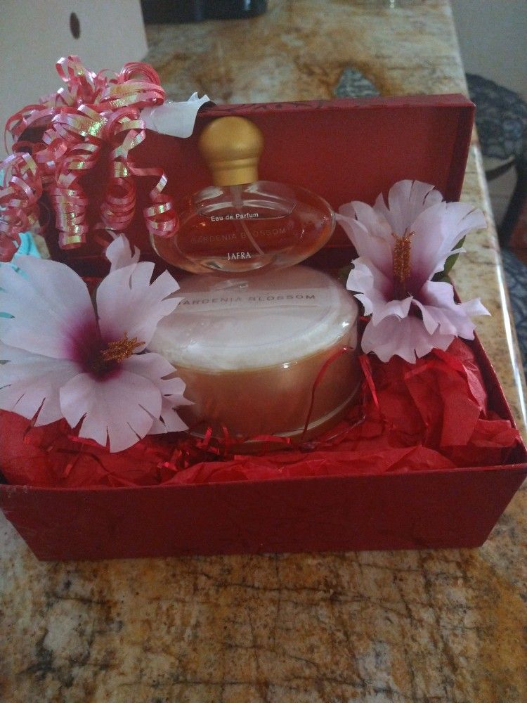 Set De Perfume Y Polvera Gardenia Blossom De Jafra