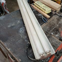 FREE 4 ft shop light. Works
