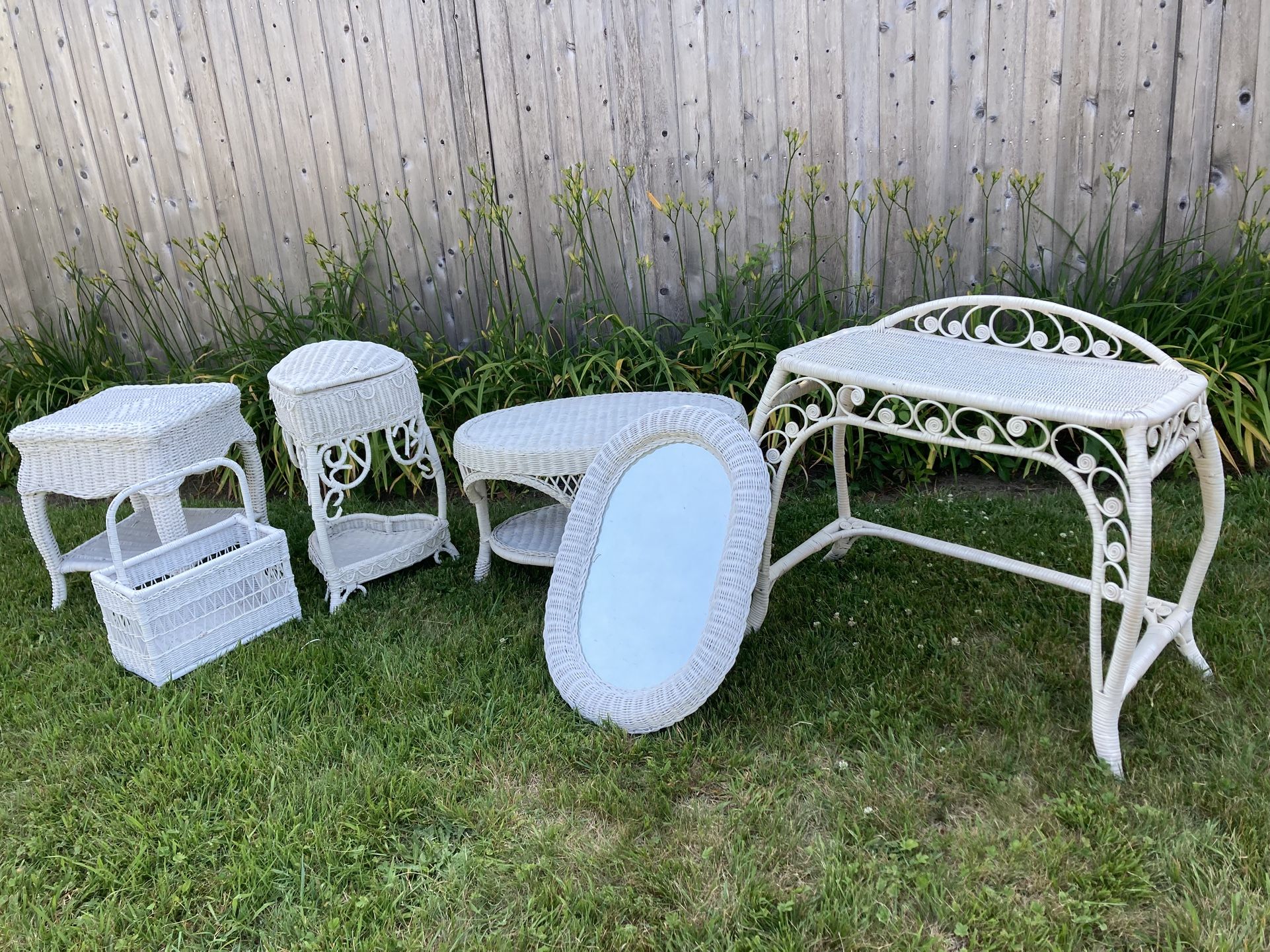 (7) Wicked Cool Vintage Wicker Pieces !!