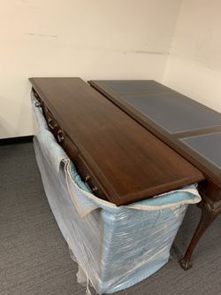 selling this brand new set of table with desk