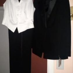 Never Worn - Formal Wear Ladies 3-Piece Pant Suit. 
Size 4.