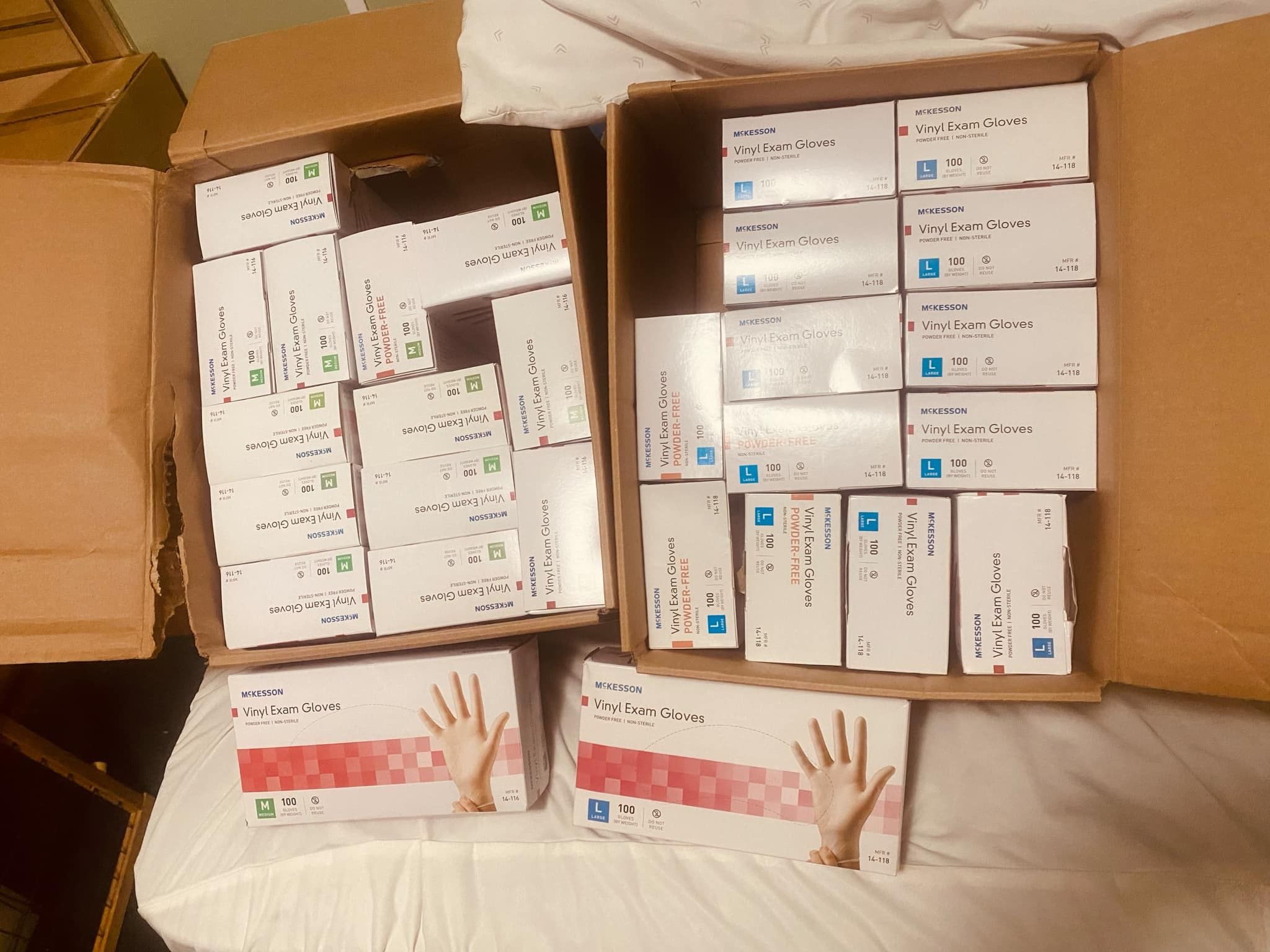 👋👏👏💕💕👋$$ Over 40 boxes available $$8 per box (5 box minimum purchase for meet) — at this time I have many boxes gloves/guantes available. medic