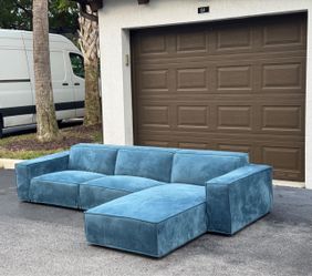 🛋️ Couch/Sofa Sectional - Microfiber - Rove Concepts - Delivery Available 🚛