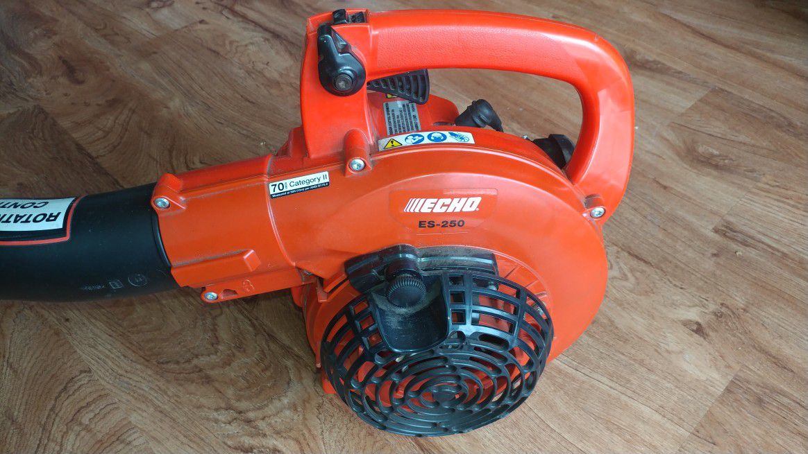Awesome Echo ES-250 leaf blower yard blower snow blower in 9.5 out of 10 condition