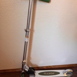2 Razor Scooters – Great Condition – Adjustable – Bundle Deal