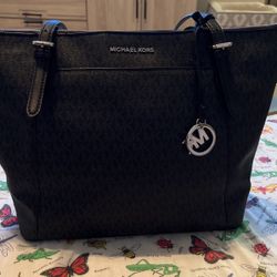 Michael Kors purse—Rarely Used 