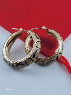 14K Yellow Gold Clasp Enamel Leopard and Diamond-Cut Hoop Earrings, Solid Gold!/ Aretes de Oro con Diseño de Leopardo! 👌🎁Post Tags: Aretes de Oro