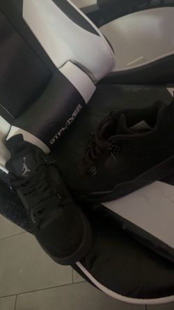 black cats jordan 4