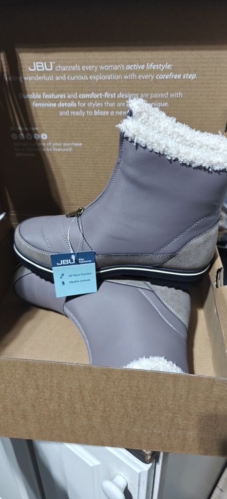 Women's Size 7 New Snow Boots
