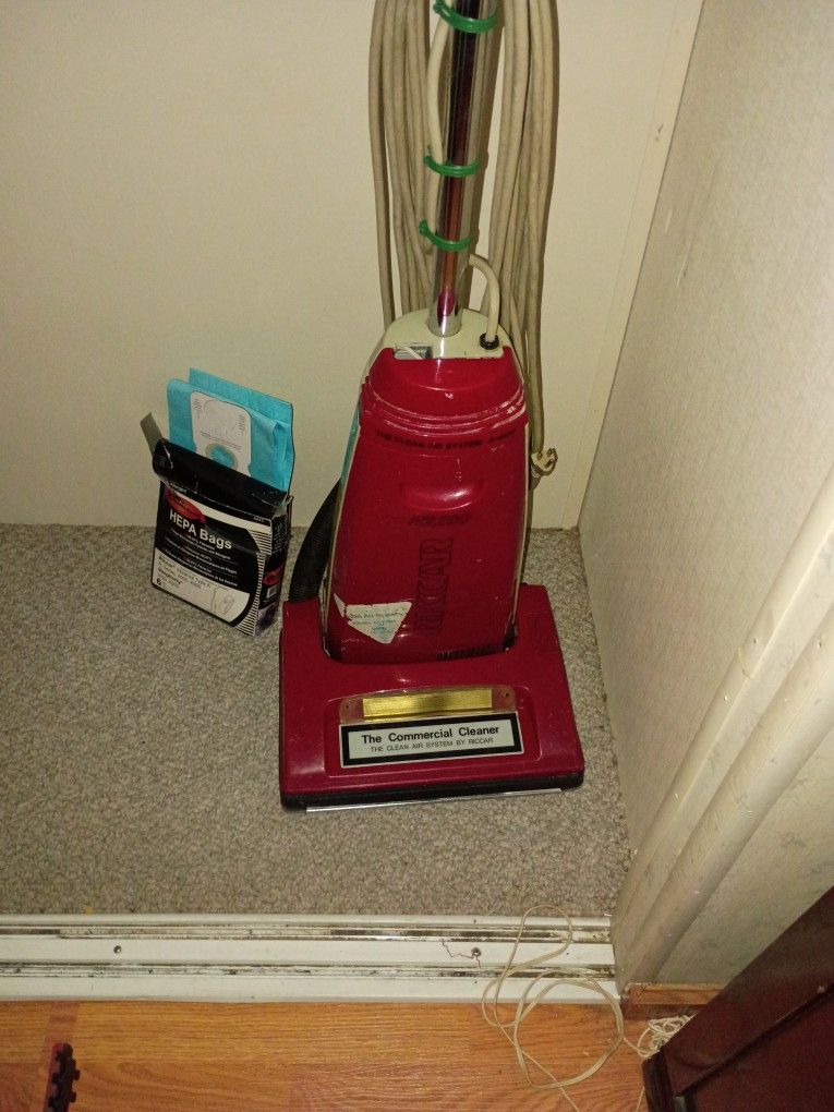 R I C C A R Upright Vacuum And Six HEPA Vacuum Bag