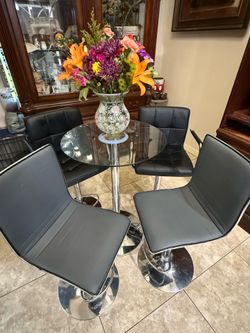 Table w/4 chairs