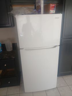 Frigidaire Top-Freezer Refrigerator White
