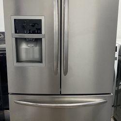 Frigidaire refrigerator in very good condition 