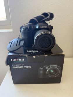 Open box Fujifilm finepix S8200