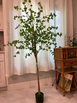 Brand new in box!Artificial 6Ft Green Tree